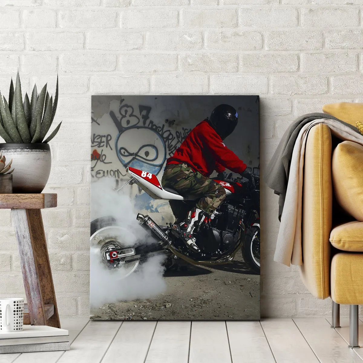 Bild auf Leinwand - Leinwandbild - Ein Motorradfahrer vollführt einen spektakulären Drift in einem verlassenen, mit Graffiti bedeckten Gebäude. - 50x70cm - Verfolge mich! - Moderne Wanddekoration für Wohnzimmer und Schlafzimmer ARTTOR