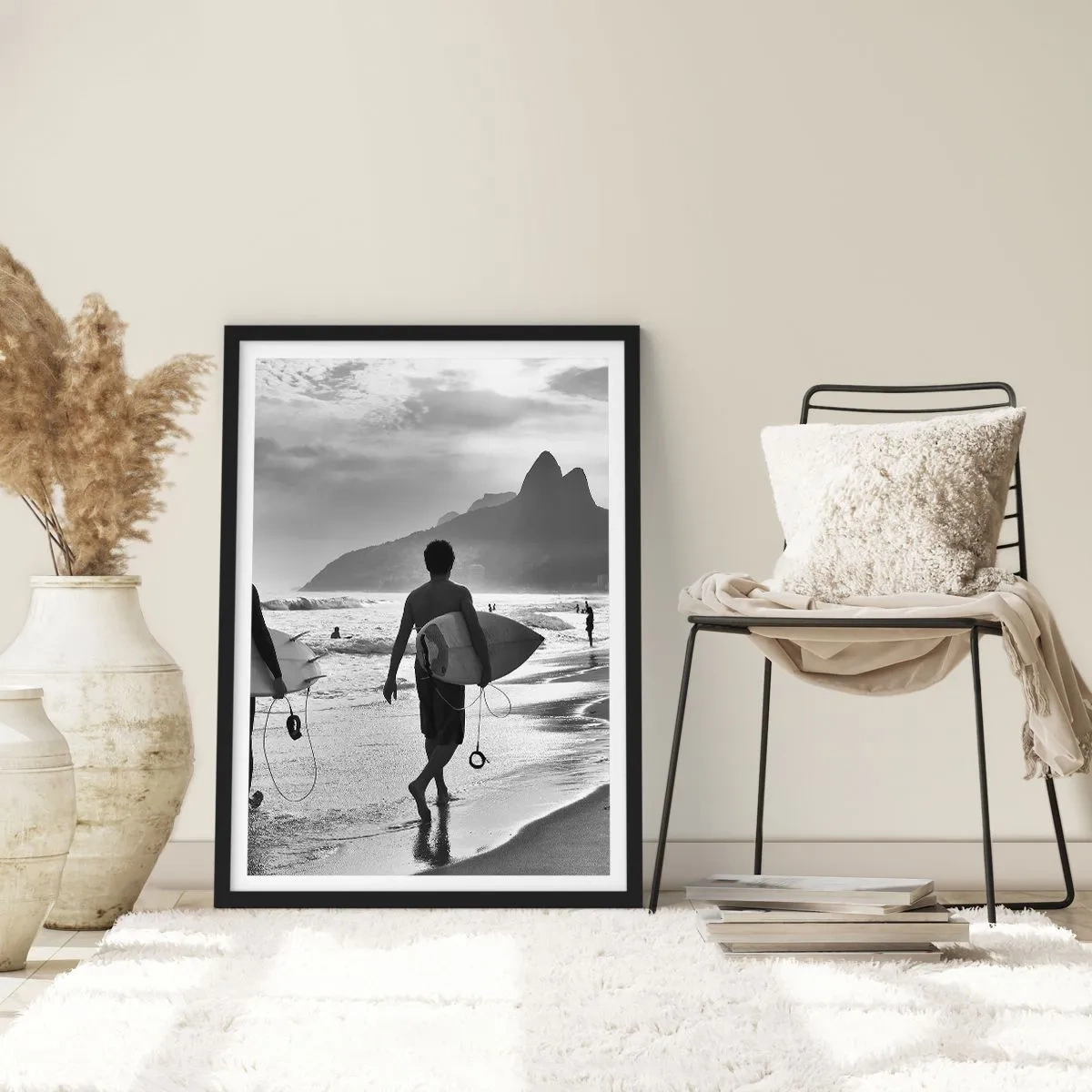 Poster in einem schwarzem Rahmen - Ein Surfer am Strand in einem Schwarzweißfoto - 50x70cm - Single-Wave-Samba - Moderne Wanddekoration für Wohnzimmer und Schlafzimmer ARTTOR
