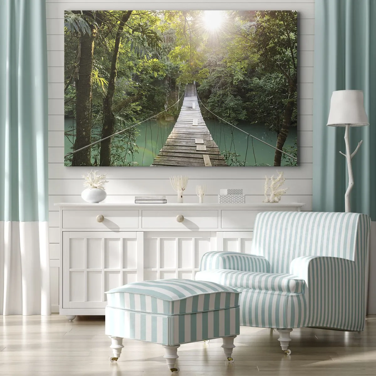 Bild auf Leinwand - Leinwandbild - Eine Hängebrücke in einem tropischen Wald, beleuchtet vom Sonnenlicht. - 70x50cm - Über das azurblaue Wasser zum azurblauen Wald - Moderne Wanddekoration für Wohnzimmer und Schlafzimmer ARTTOR