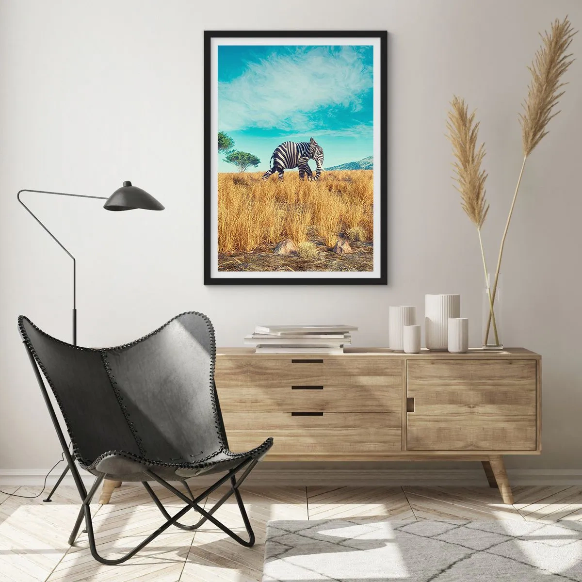 Poster in einem schwarzem Rahmen - Ein Zebra mit Elefantenkörper vor der Kulisse der afrikanischen Savanne - 50x70cm - Grau ist nicht mehr in Mode - Moderne Wanddekoration für Wohnzimmer und Schlafzimmer ARTTOR