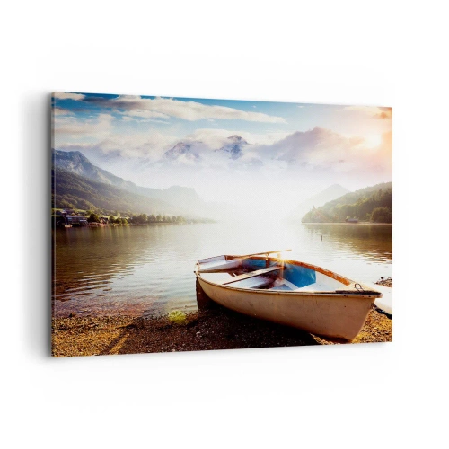 Bild auf Leinwand - Leinwandbild - Ein Boot am Ufer eines Sees mit Blick auf die Berge am Morgen - 100x70cm - Am tollen und klaren Wasser - Moderne Wanddekoration für Wohnzimmer und Schlafzimmer ARTTOR