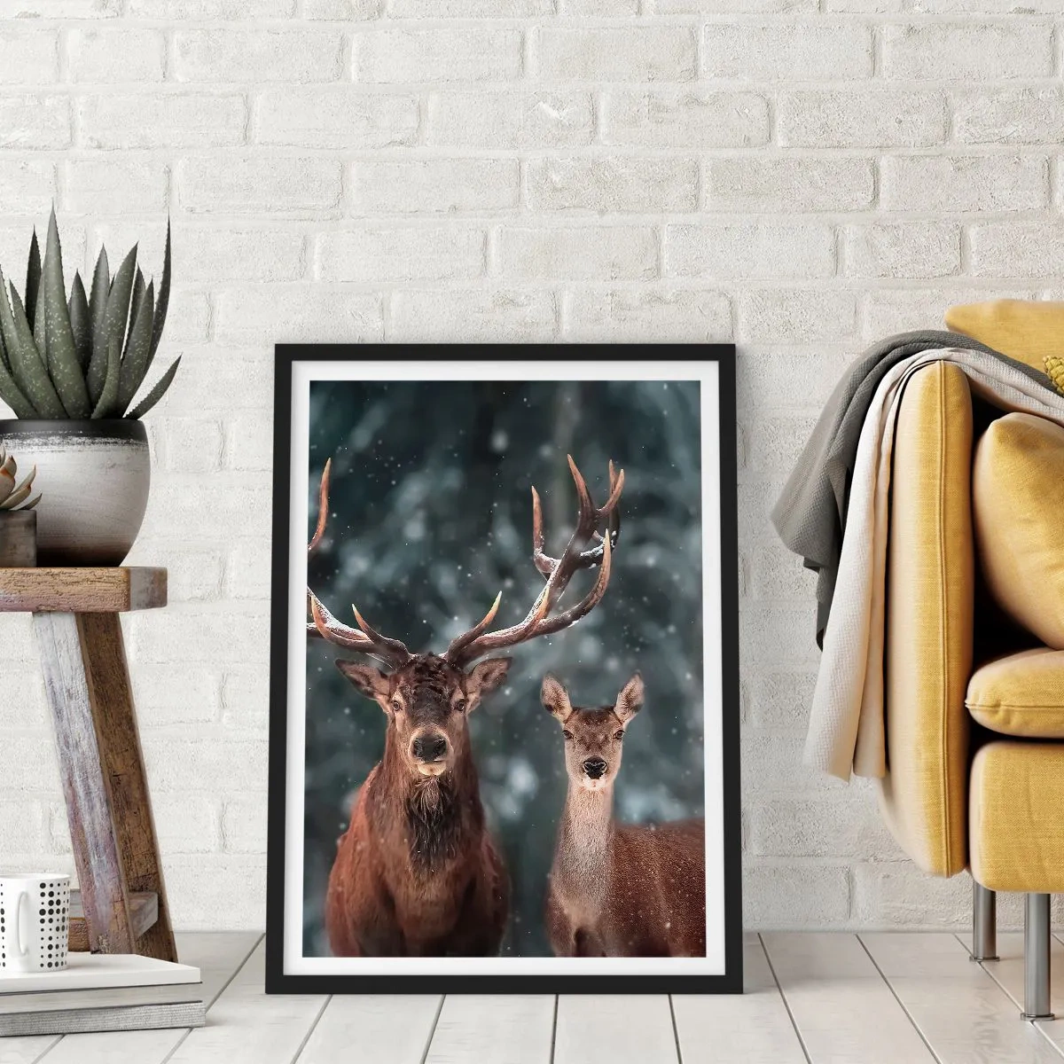 Poster in einem schwarzem Rahmen - Ein Hirschpaar vor der Kulisse eines Winterwaldes - 50x70cm - Herr des Waldes mit seiner Frau - Moderne Wanddekoration für Wohnzimmer und Schlafzimmer ARTTOR