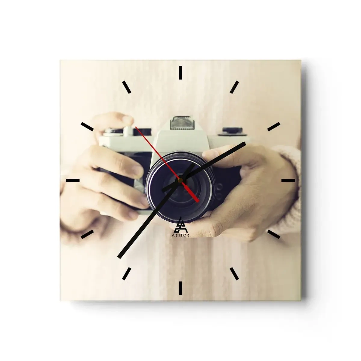 Wanduhr - Glasuhr - Retro-Kamera in den Händen vor hellem Hintergrund gehalten - 30x30cm - Um mehr zu sehen ... - Moderne Wanddekoration für Wohnzimmer und Schlafzimmer ARTTOR