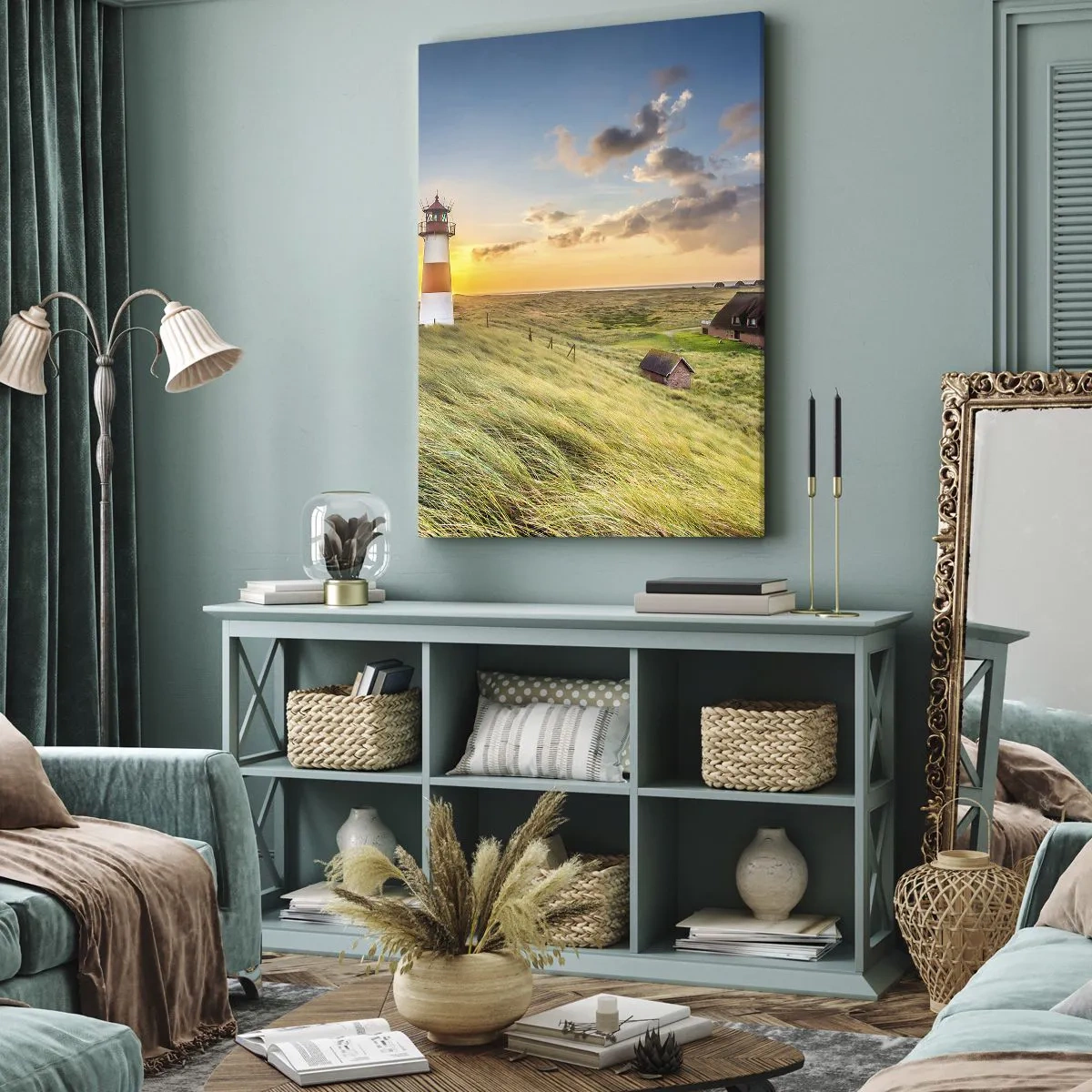 Bild auf Leinwand - Leinwandbild - Ein Leuchtturm mit Wiesen und Häusern in der Sonne im Hintergrund - 80x120cm - Zwischen den Wellen - Moderne Wanddekoration für Wohnzimmer und Schlafzimmer ARTTOR