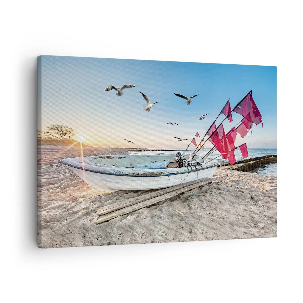 Bild auf Leinwand - Leinwandbild - Ein Boot am Strand im Morgengrauen mit Möwen und roten Fahnen - 70x50cm - Wohlverdiente Ruhe - Moderne Wanddekoration für Wohnzimmer und Schlafzimmer ARTTOR