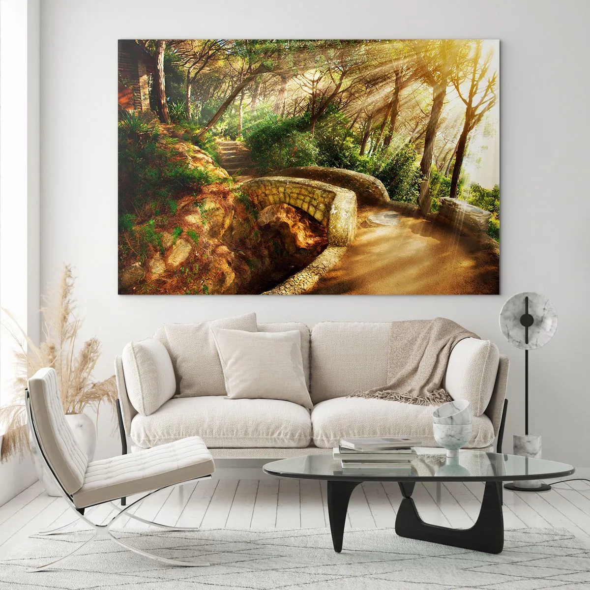 Glasbild - Bild auf glas - Sonnenstrahlen erhellen die Waldbrücke und den Waldweg - 100x70cm - Direkt von der Brücke in den Märchenwald - Moderne Wanddekoration für Wohnzimmer und Schlafzimmer ARTTOR