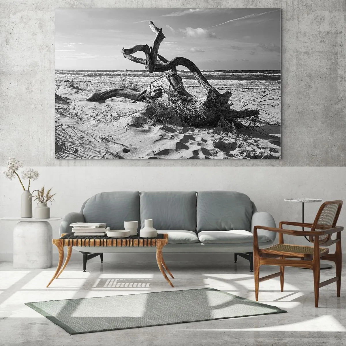Glasbild - Bild auf glas - Eine schwarz-weiße Landschaft mit einem heruntergefallenen Ast an einem Strand am Meer. - 70x50cm - Meeresskulptur - Moderne Wanddekoration für Wohnzimmer und Schlafzimmer ARTTOR