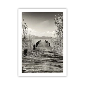 Poster - Eine Holzbrücke im Schilf über einem sepiafarbenen See - 50x70cm - In der Stille des Grases - Moderne Wanddekoration für Wohnzimmer und Schlafzimmer ARTTOR