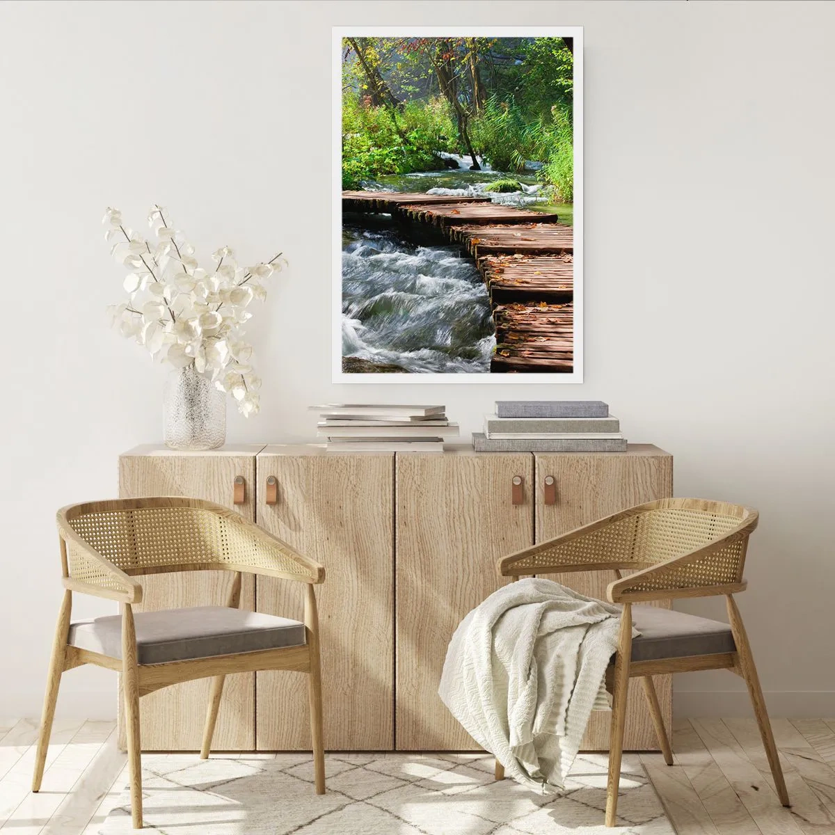 Poster - Eine Holzbrücke über einen rauschenden Bach - 50x70cm - Über der schaumigen Kaskade - Moderne Wanddekoration für Wohnzimmer und Schlafzimmer ARTTOR