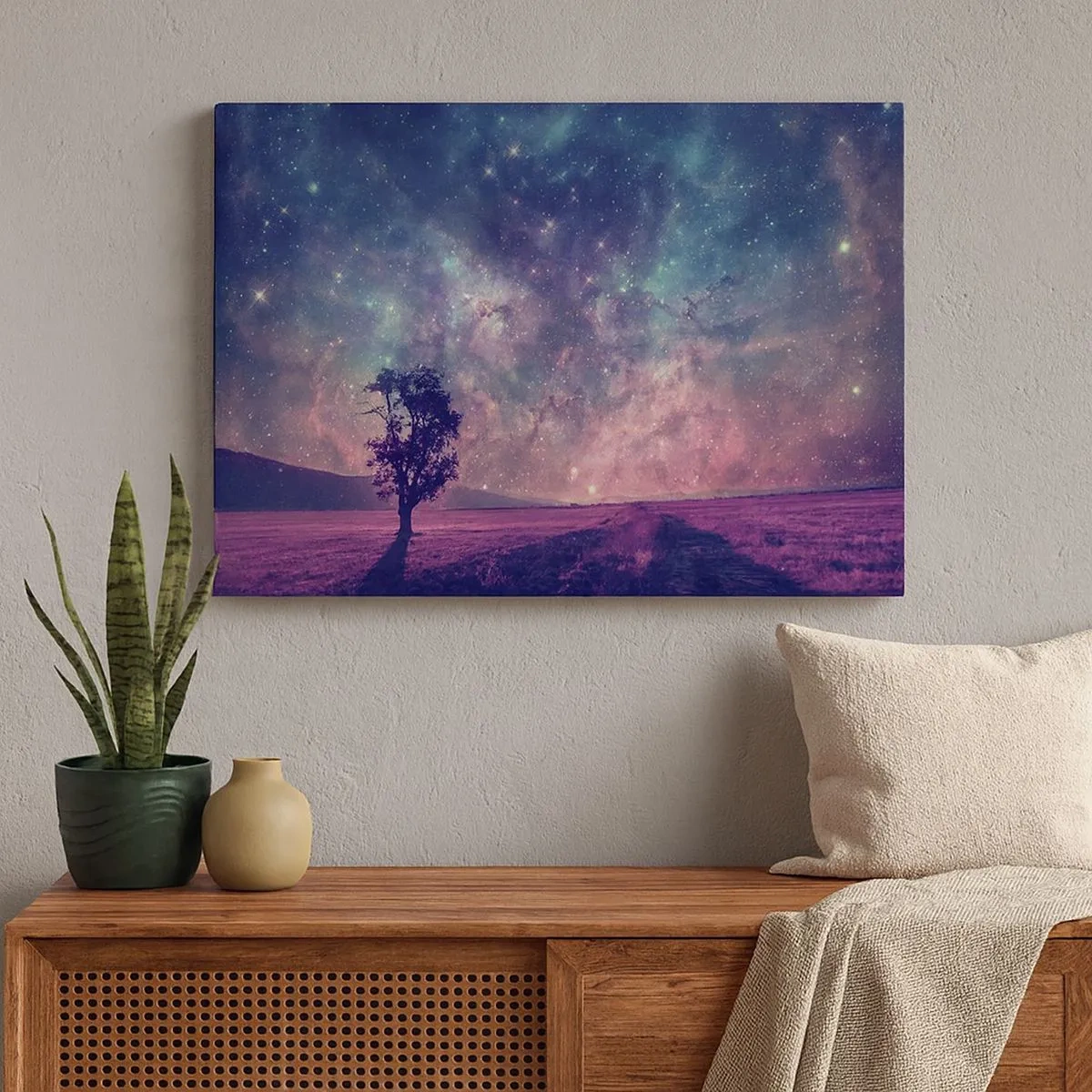 Bild auf Leinwand - Leinwandbild - Ein Baum vor einem Sternenhimmel in violetten und blauen Farben - 70x50cm - Unter dem magischen Himmel - Moderne Wanddekoration für Wohnzimmer und Schlafzimmer ARTTOR