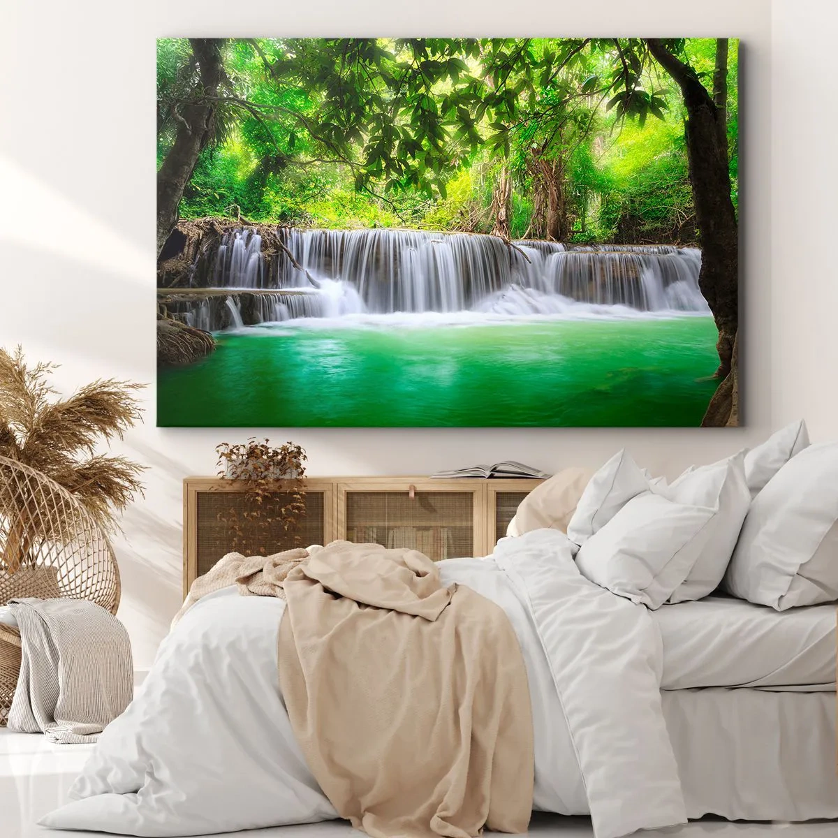 Bild auf Leinwand - Leinwandbild - Ein grüner Wasserfall, umgeben von dichter tropischer Vegetation - 70x50cm - Eine Kaskade in Grün - Moderne Wanddekoration für Wohnzimmer und Schlafzimmer ARTTOR