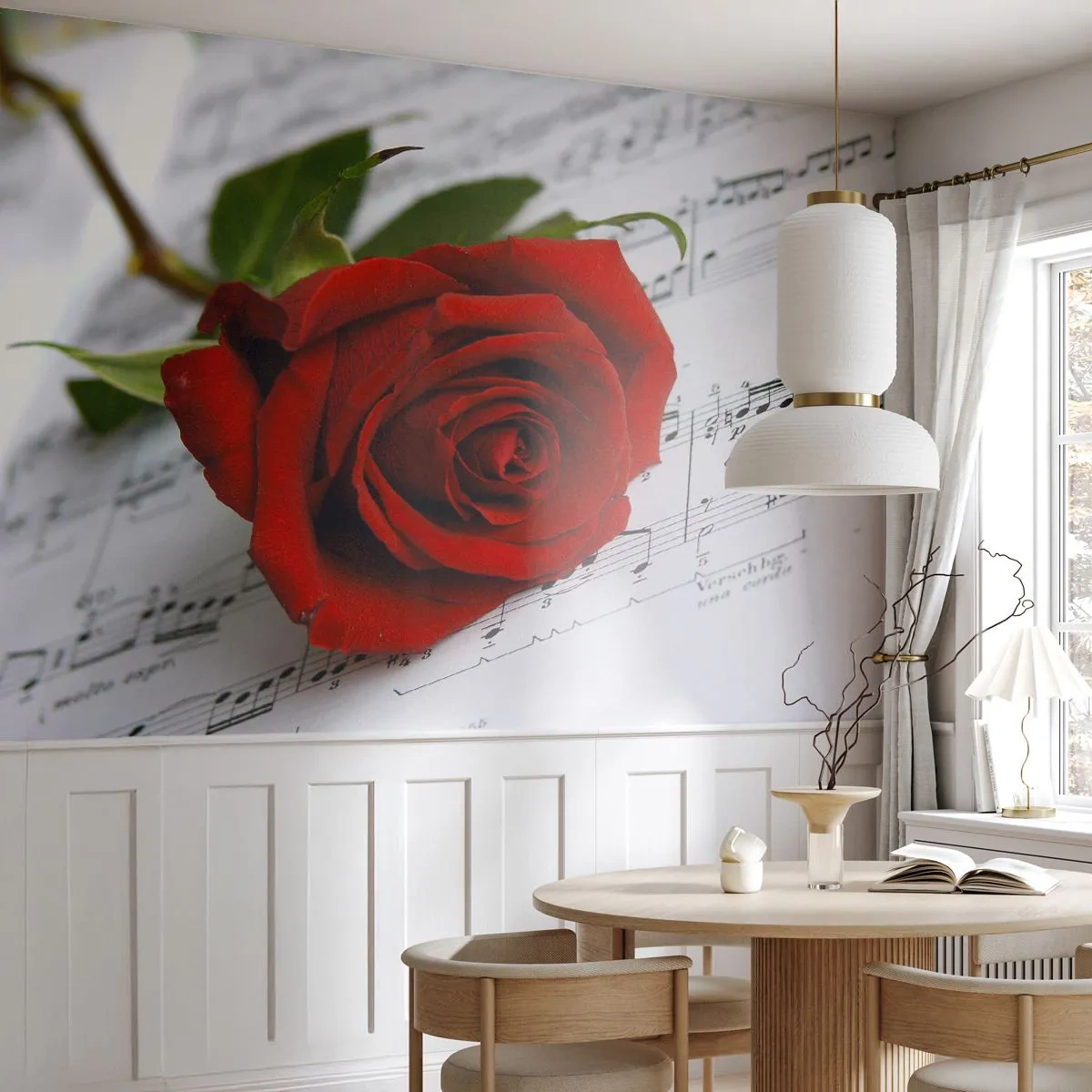 Fototapete Premium Sand - Eine rote Rose vor einem Hintergrund aus Musiknoten - 100x70cm - Musik der Gefühle in Scharlach - Moderne Wanddekoration für Wohnzimmer und Schlafzimmer ARTTOR