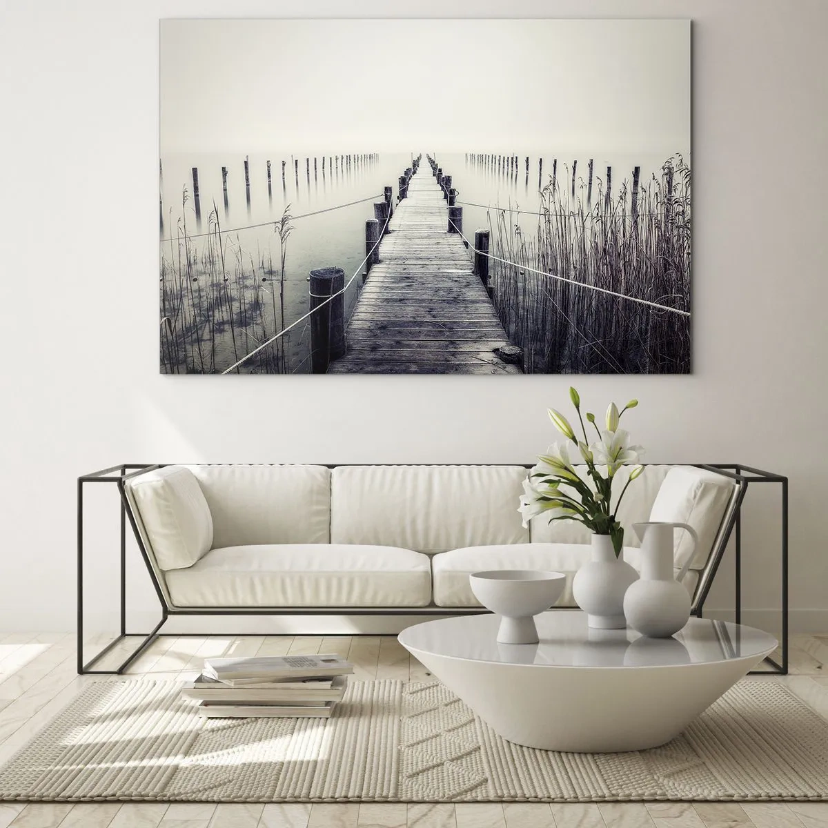 Glasbild - Bild auf glas - Eine Holzbrücke führt in die Tiefe eines ruhigen Sees im Nebel. - 70x50cm - Tauchen Sie in Ruhe ein - Moderne Wanddekoration für Wohnzimmer und Schlafzimmer ARTTOR