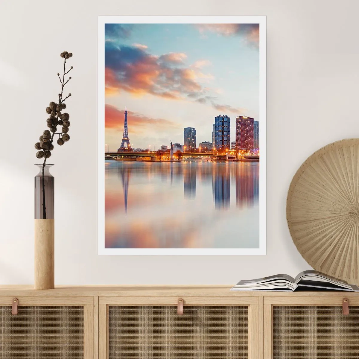 Poster - Panorama von Paris mit dem Eiffelturm in der Abenddämmerung - 50x70cm - Die monumentale Ruhe von Paris - Moderne Wanddekoration für Wohnzimmer und Schlafzimmer ARTTOR