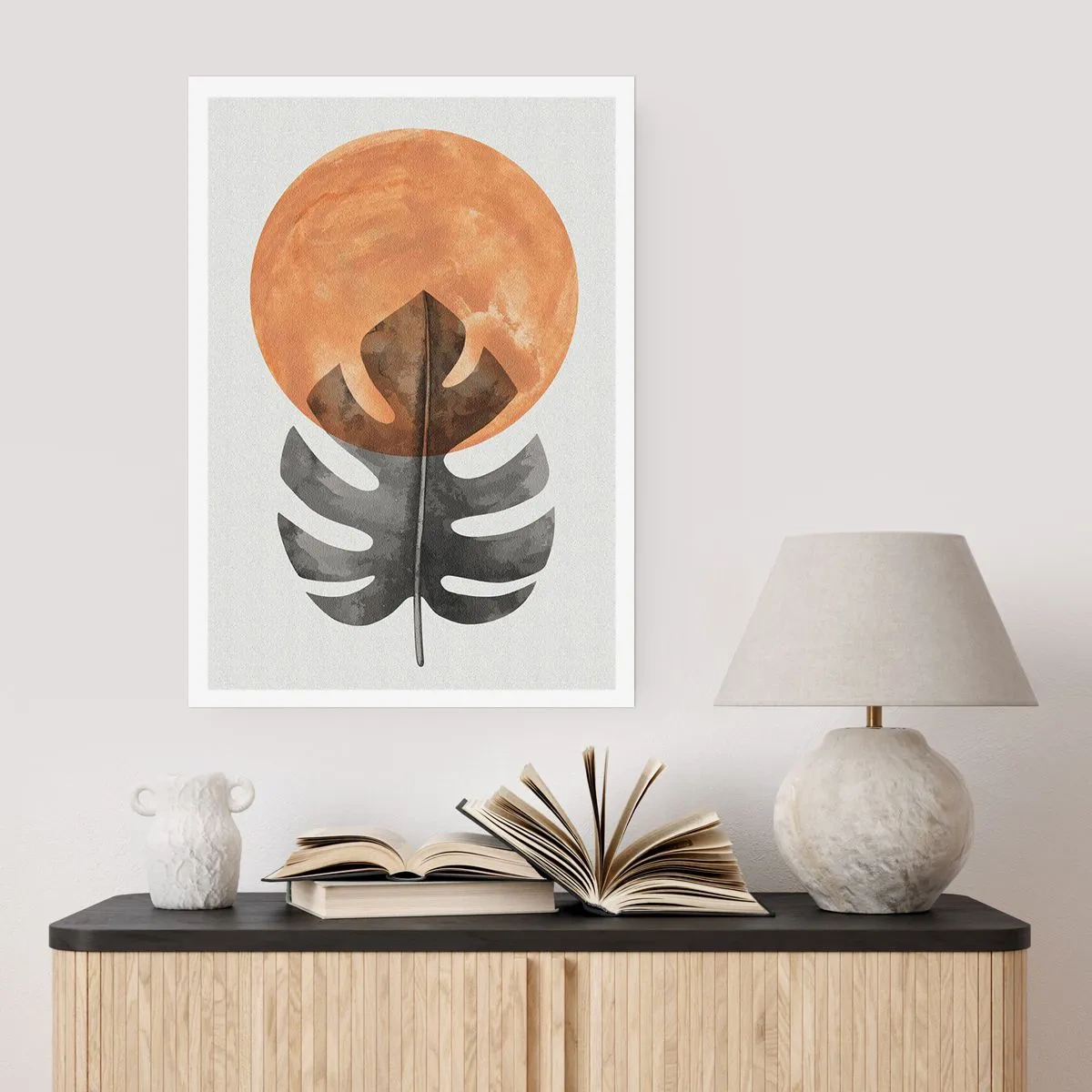 Poster - Ein Monstera-Blatt vor einem warmen orangefarbenen Kreis - 50x70cm - Immer die Sonne - Moderne Wanddekoration für Wohnzimmer und Schlafzimmer ARTTOR