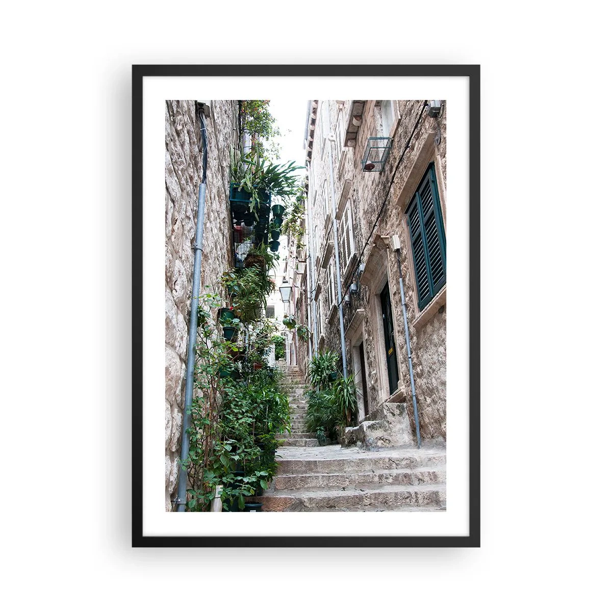 Poster in einem schwarzem Rahmen - Eine Steinstraße mit üppiger Vegetation und Treppen - 50x70cm - Altstadtcharme - Moderne Wanddekoration für Wohnzimmer und Schlafzimmer ARTTOR