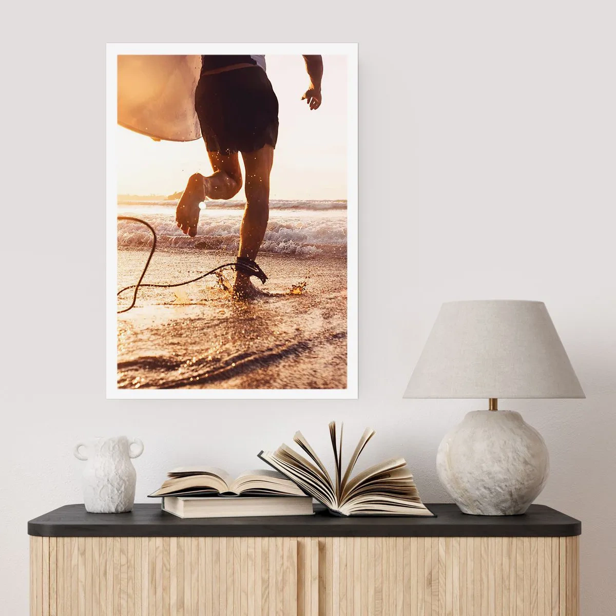 Poster - Ein Surfer läuft bei Sonnenuntergang ins Wasser - 50x70cm - Um die Welle zu treffen - Moderne Wanddekoration für Wohnzimmer und Schlafzimmer ARTTOR