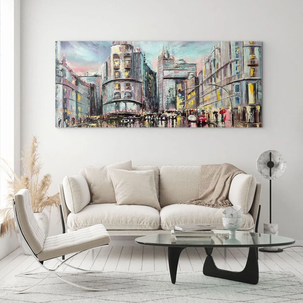 Glasbild - Bild auf glas - Abendlicher Blick auf die Stadt mit Spiegelungen auf der nassen Straße - 160x50cm - Es wird ein gelungener Abend - Moderne Wanddekoration für Wohnzimmer und Schlafzimmer ARTTOR