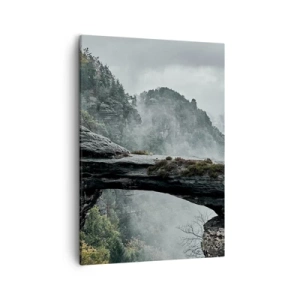 Bild auf Leinwand - Leinwandbild - Ein Steinbogen, umgeben von nebligen Bergen und Wäldern - 50x70cm - Abenteuer beginnt gleich - Moderne Wanddekoration für Wohnzimmer und Schlafzimmer ARTTOR