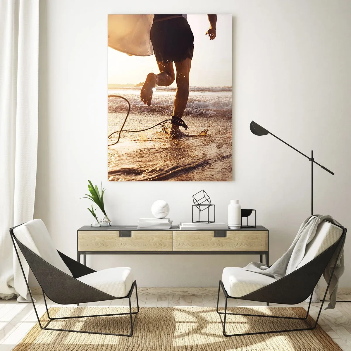 Glasbild - Bild auf glas - Ein Surfer läuft bei Sonnenuntergang mit seinem Brett am Strand entlang. - 50x70cm - Um die Welle zu treffen - Moderne Wanddekoration für Wohnzimmer und Schlafzimmer ARTTOR