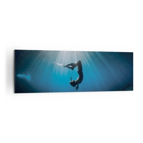 Bild auf Leinwand - Leinwandbild - Ein Taucher, der in einem Lichtstrahl unter Wasser schwimmt - 160x50cm - Tanz unter Wasser - Moderne Wanddekoration für Wohnzimmer und Schlafzimmer ARTTOR