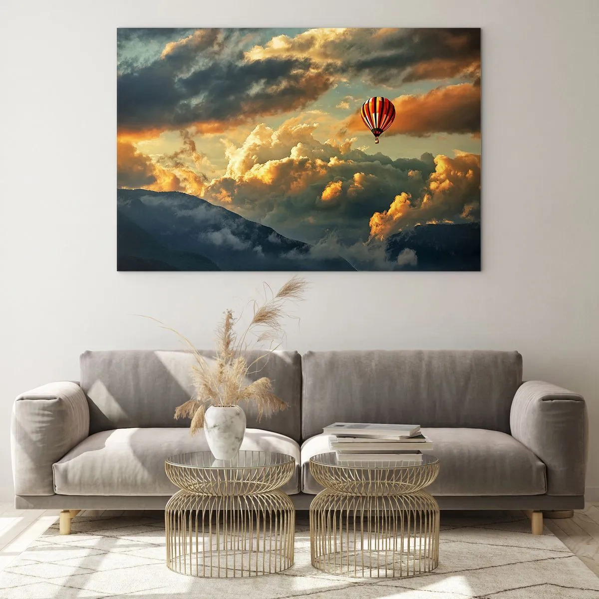 Glasbild - Bild auf glas - Ein Ballon, der bei Sonnenuntergang zwischen den Wolken über den Bergen schwebt - 70x50cm - Ich fliege, weil ich es will - Moderne Wanddekoration für Wohnzimmer und Schlafzimmer ARTTOR