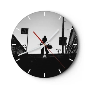 Wanduhr - Glasuhr - Silhouette einer Frau auf der Treppe in einer kontrastierenden Schwarz-Weiß-Aufnahme - 30x30cm - Städtisches Wandern - Moderne Wanddekoration für Wohnzimmer, Küche und Schlafzimmer ARTTOR