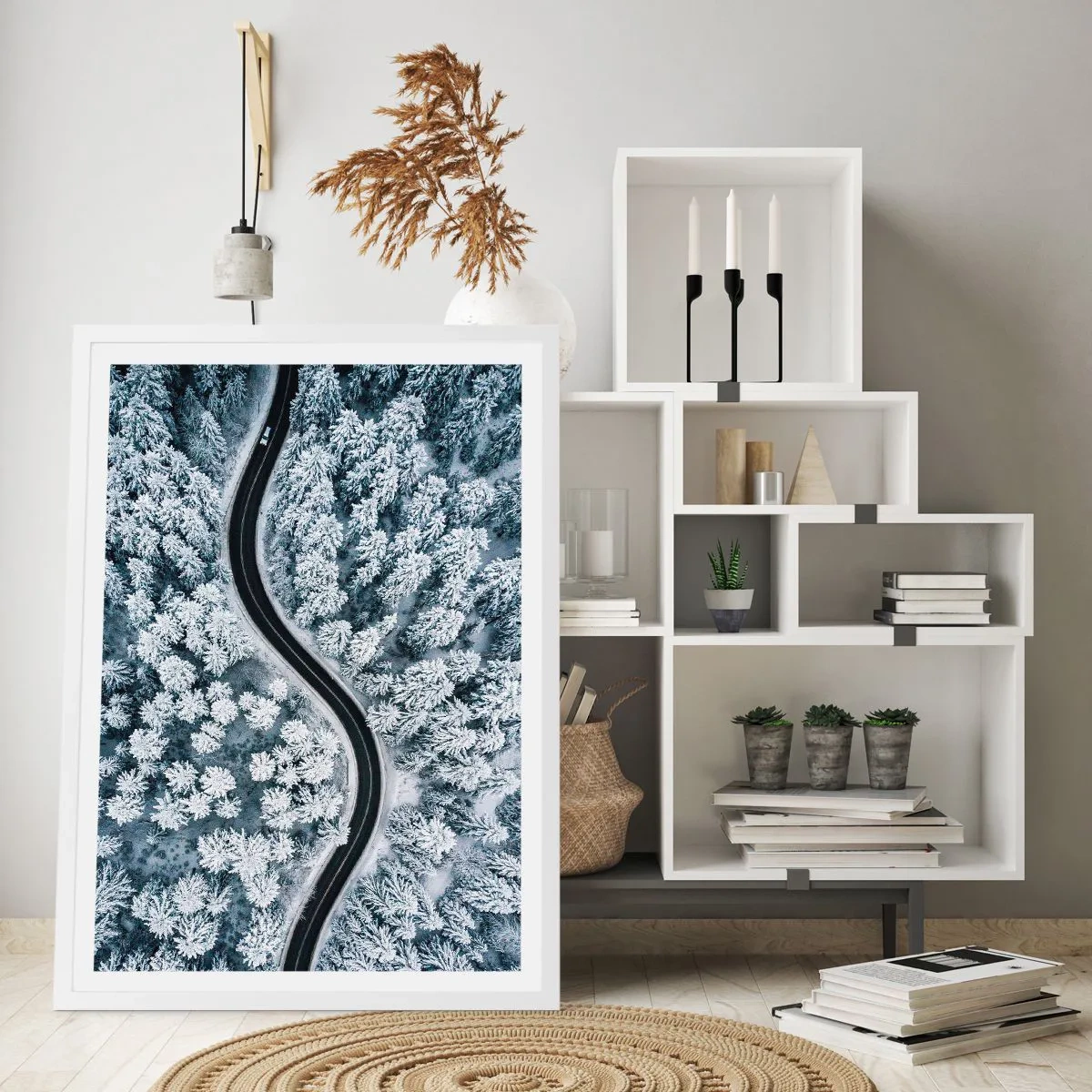 Poster in einem weißen Rahmen - Durch den Winterwald - 40x50 cm