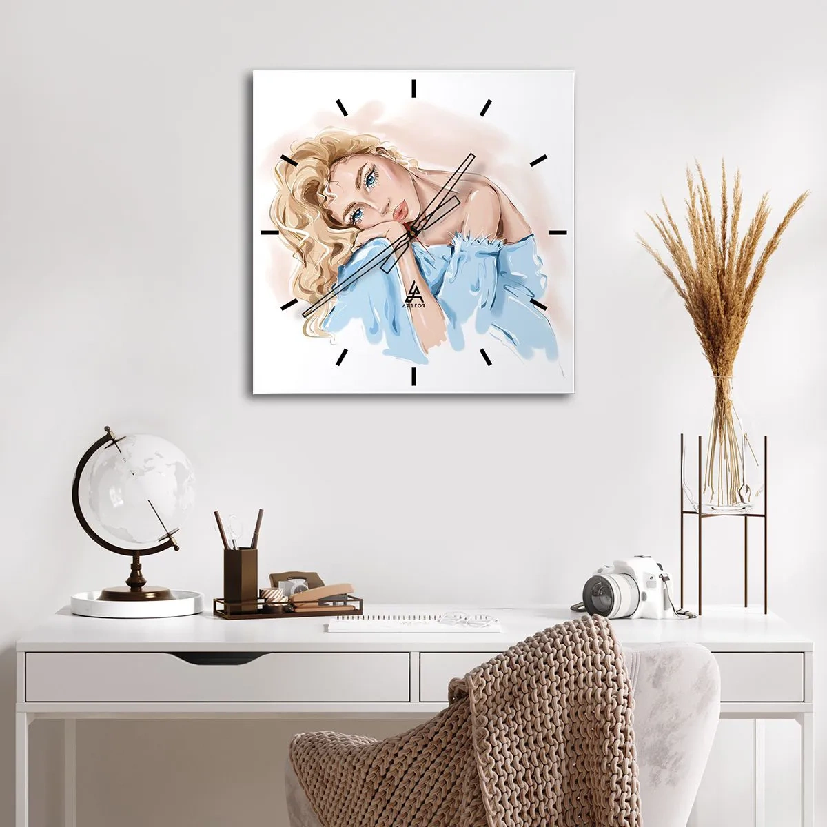 Wanduhr - Glasuhr - Porträt einer Frau in einem blauen Kleid mit blonden Haaren - 30x30cm - Verträumt im Blau - Moderne Wanddekoration für Wohnzimmer und Schlafzimmer ARTTOR