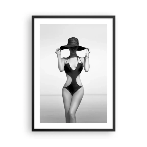 Poster in einem schwarzem Rahmen - Schwarz-Weiß-Fotografie einer Frau mit Hut und Badeanzug - 50x70cm - Mein Name ist: Eleganz - Moderne Wanddekoration für Wohnzimmer und Schlafzimmer ARTTOR