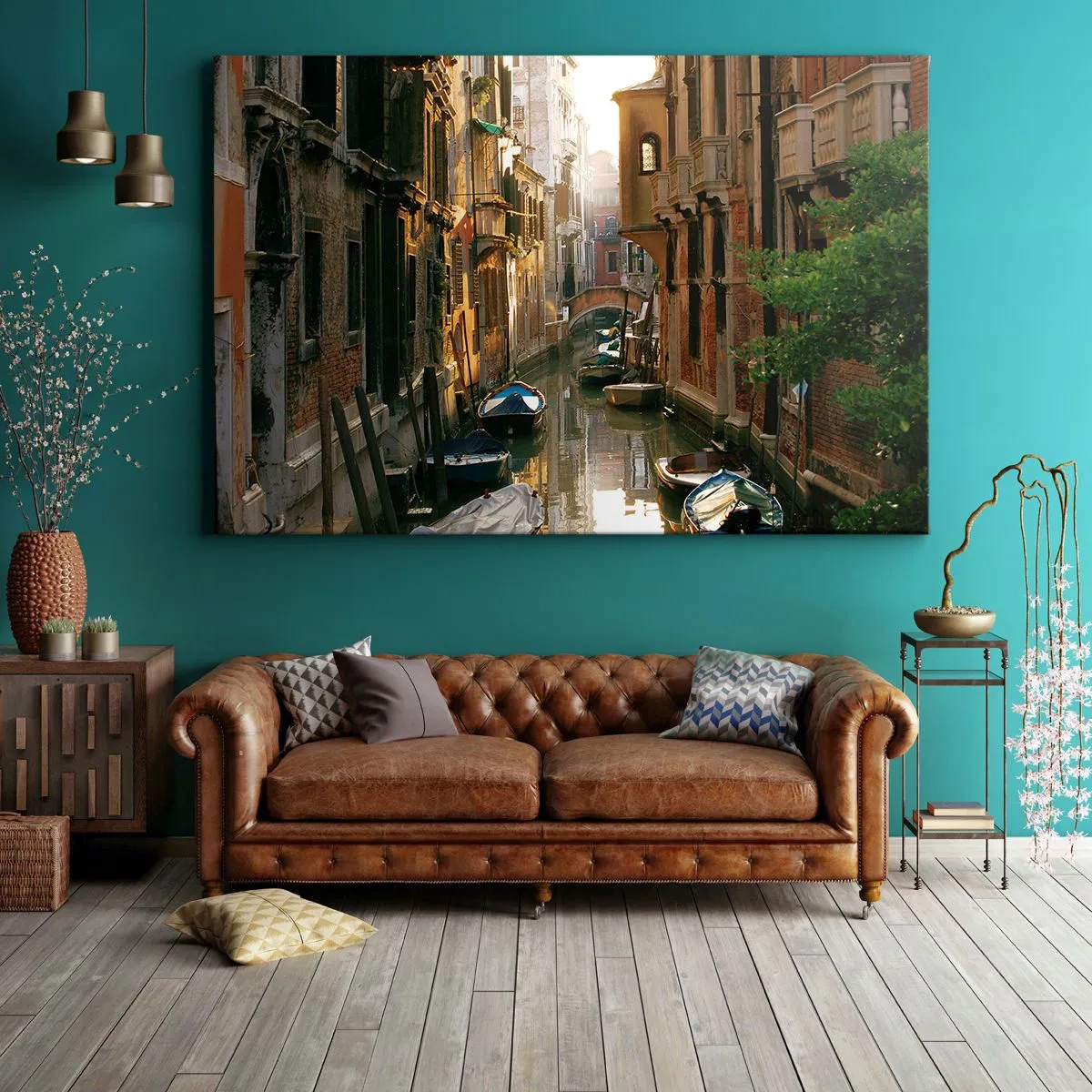 Bild auf Leinwand - Leinwandbild - Ein malerischer Kanal in Venedig mit Booten und einer Brücke - 120x80cm - In einer venezianischen Gasse - Moderne Wanddekoration für Wohnzimmer und Schlafzimmer ARTTOR