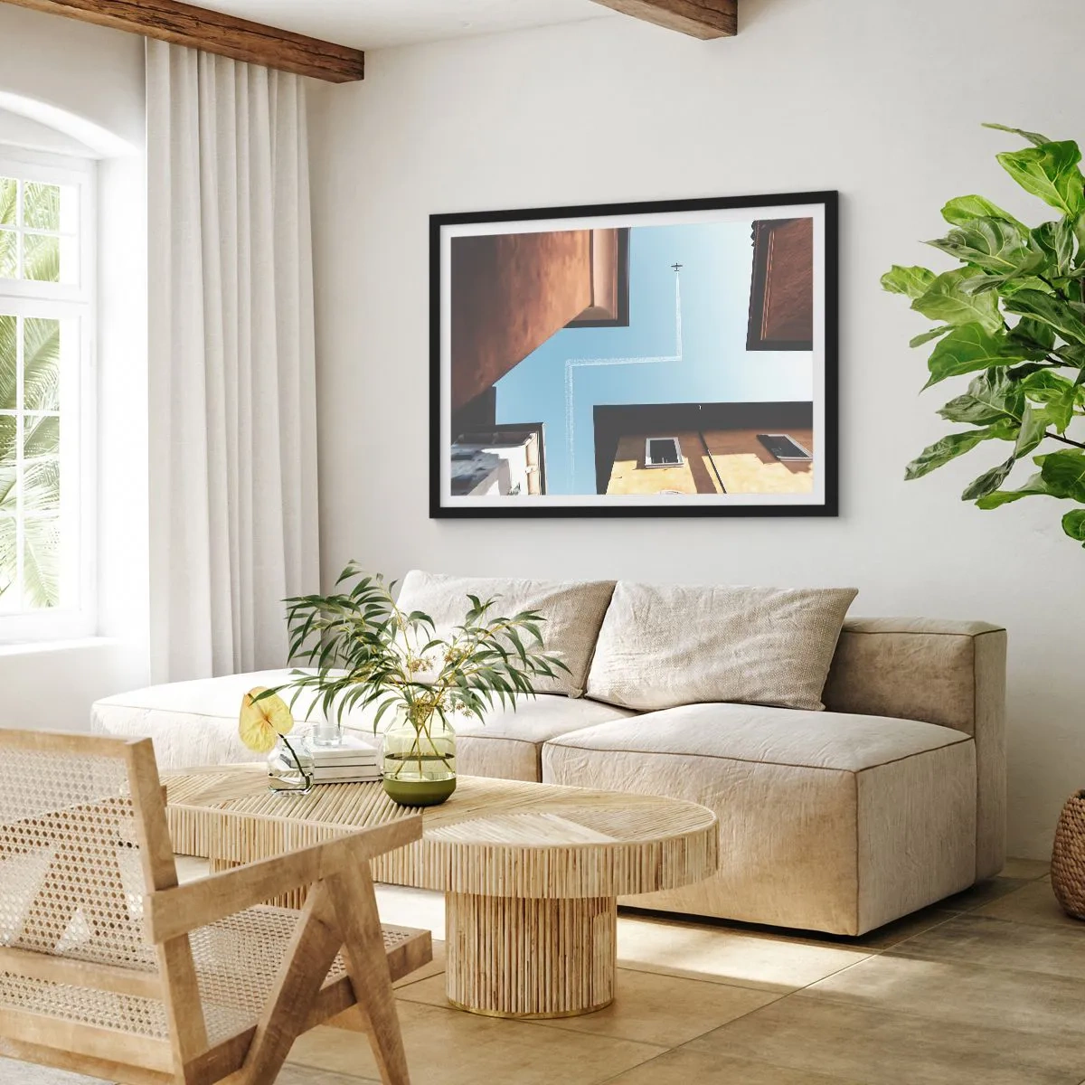 Poster in einem schwarzem Rahmen - Blick auf das Flugzeug und seine Spur am Himmel aus der Straßenperspektive - 70x50cm - Über dem Stadtlabyrinth - Moderne Wanddekoration für Wohnzimmer und Schlafzimmer ARTTOR