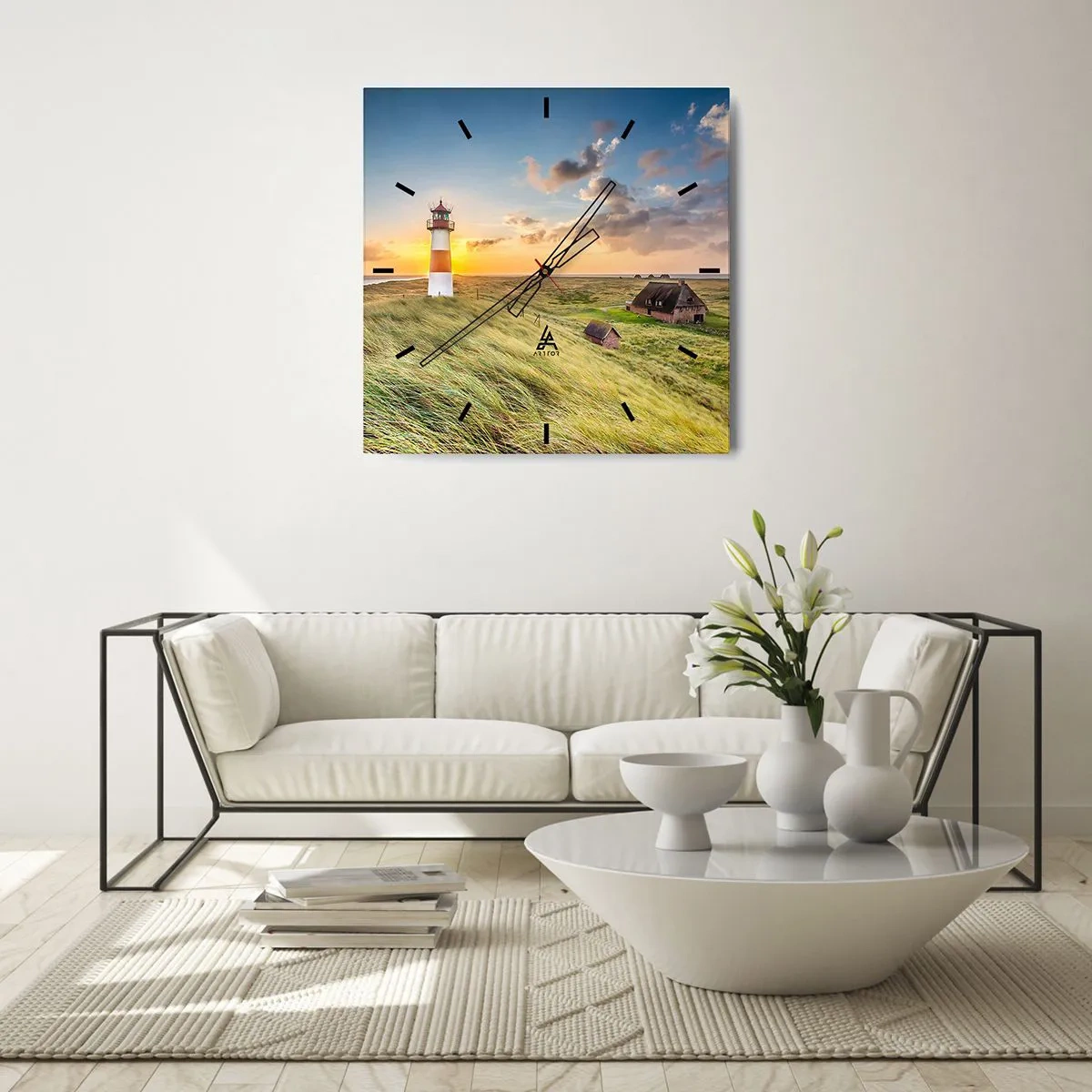 Wanduhr - Glasuhr - Ein Leuchtturm mit Wiesen und Häusern in der Sonne im Hintergrund - 30x30cm - Zwischen den Wellen - Moderne Wanddekoration für Wohnzimmer und Schlafzimmer ARTTOR