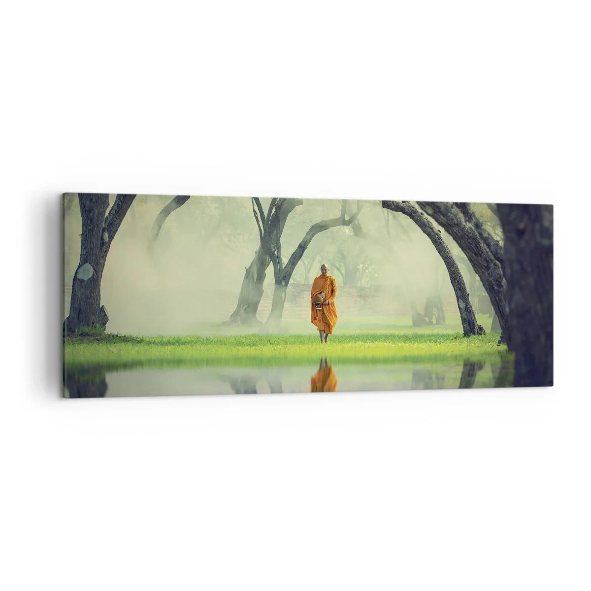 Bild auf Leinwand - Leinwandbild - Ein Mönch in einer orangefarbenen Robe in einem Wald mit nebligem Hintergrund und Spiegelung im Wasser. - 140x50cm - Auf dem Weg zur Erleuchtung - Moderne Wanddekoration für Wohnzimmer und Schlafzimmer ARTTOR