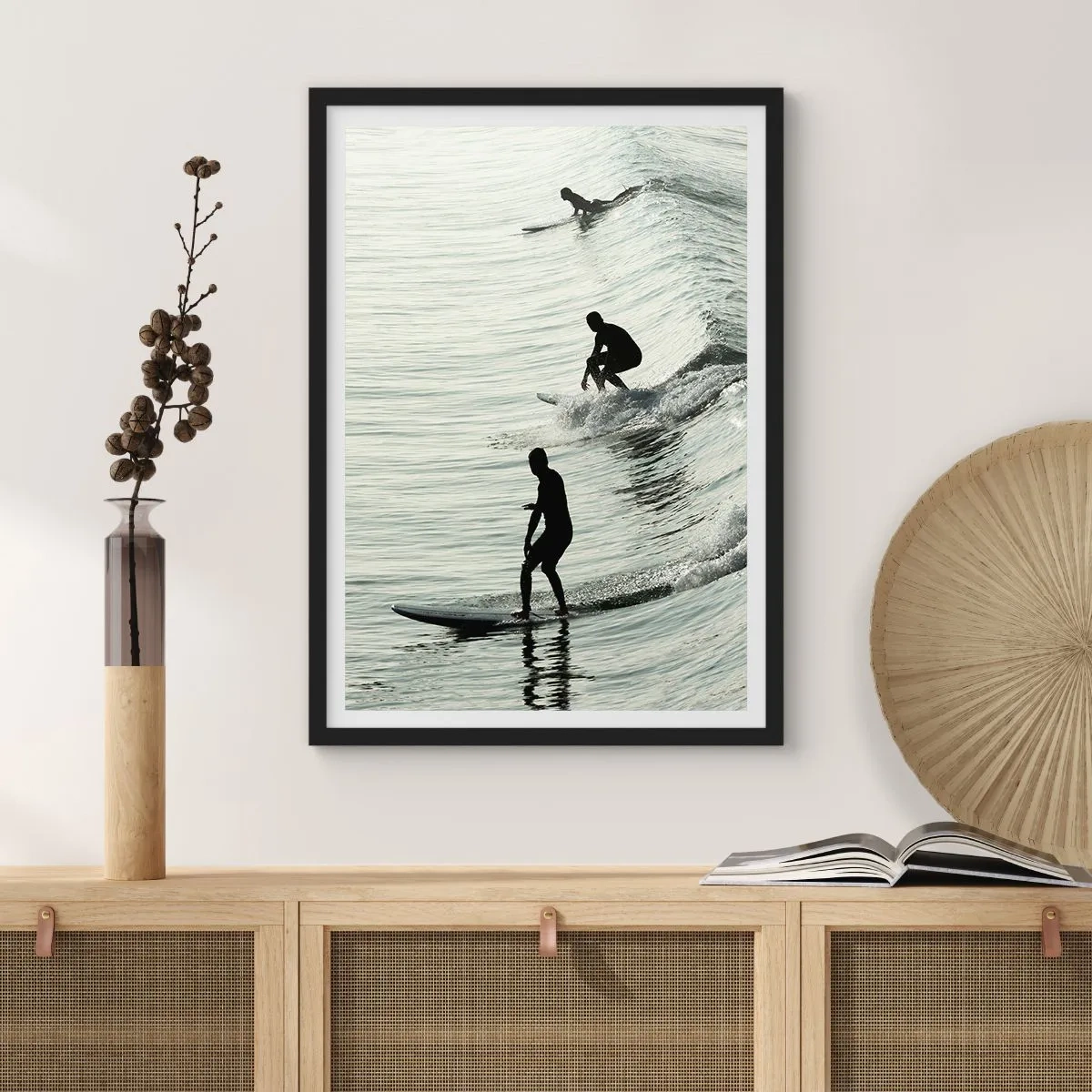 Poster in einem schwarzem Rahmen - Gegen die Welle - 61x91 cm