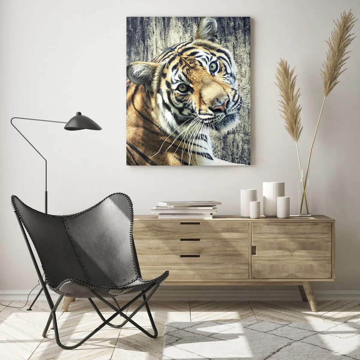 Glasbild - Bild auf glas - Ein Tiger in natürlicher Pose vor einer rohen Wand - 50x70cm - Portrait in Lichtstrahlen - Moderne Wanddekoration für Wohnzimmer und Schlafzimmer ARTTOR