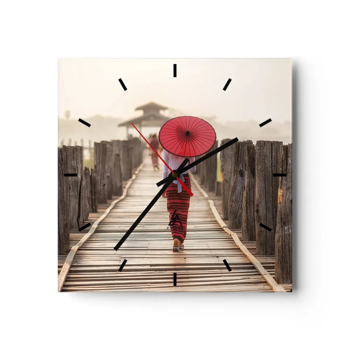 Wanduhr - Glasuhr - Eine Frau mit einem roten Regenschirm auf einer Holzbrücke - 30x30cm - Auf der alten Brücke - Moderne Wanddekoration für Wohnzimmer und Schlafzimmer ARTTOR