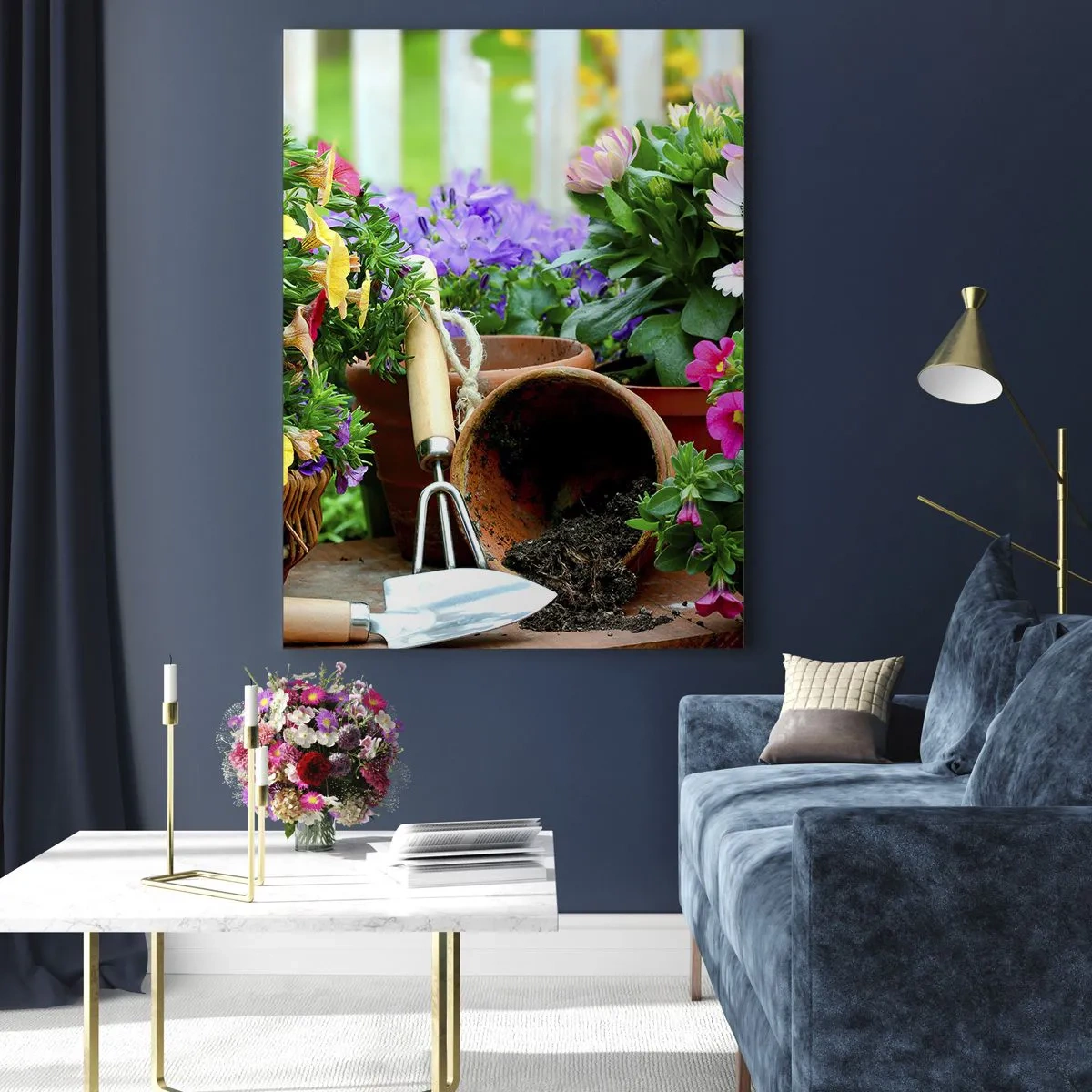 Glasbild - Bild auf glas - Bunte Blumen in Töpfen mit Gartengeräten - 50x70cm - Zosias Garten - Moderne Wanddekoration für Wohnzimmer und Schlafzimmer ARTTOR