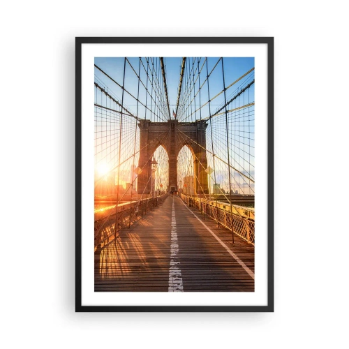 Poster in einem schwarzem Rahmen - Die Brooklyn Bridge, beleuchtet von den Strahlen der aufgehenden Sonne - 50x70cm - Auf der goldenen Brücke - Moderne Wanddekoration für Wohnzimmer und Schlafzimmer ARTTOR