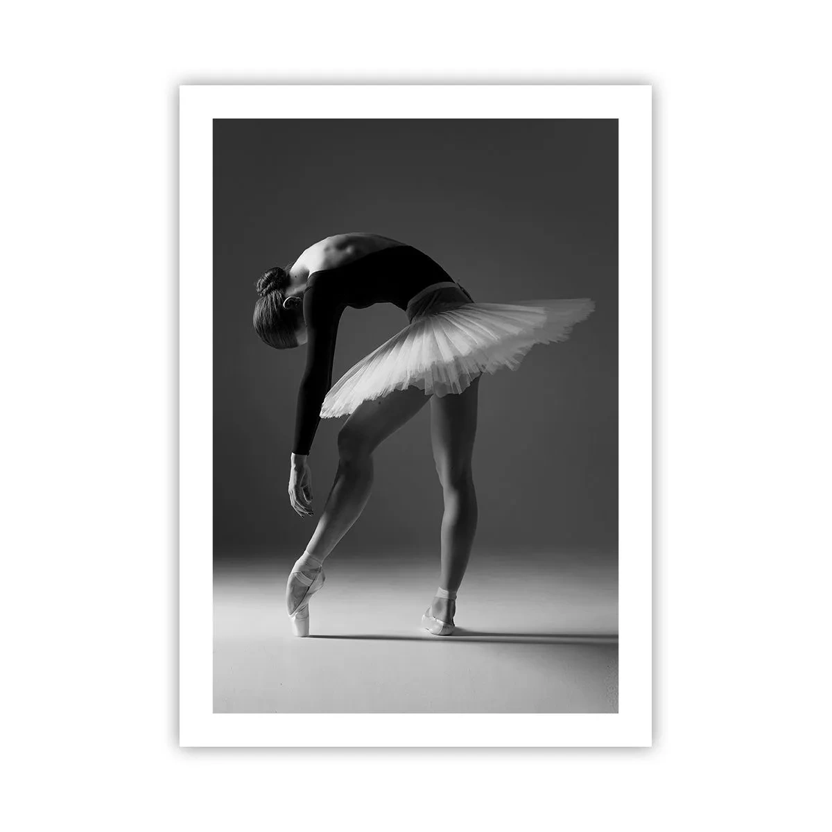 Poster - Eine Ballerina in einer Schwarz-Weiß-Komposition in eleganter Pose - 50x70cm - Bella Ballerina - Moderne Wanddekoration für Wohnzimmer und Schlafzimmer ARTTOR