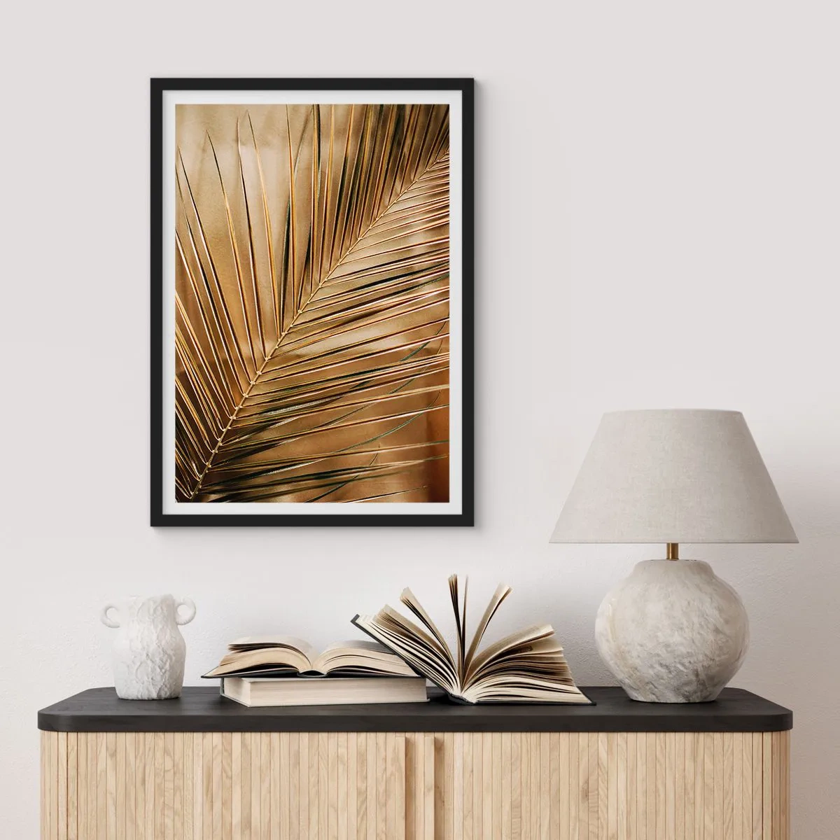 Poster in einem schwarzem Rahmen - Goldenes Palmblatt auf elegantem Hintergrund - 50x70cm - Natürliche Kolonnade - Moderne Wanddekoration für Wohnzimmer und Schlafzimmer ARTTOR