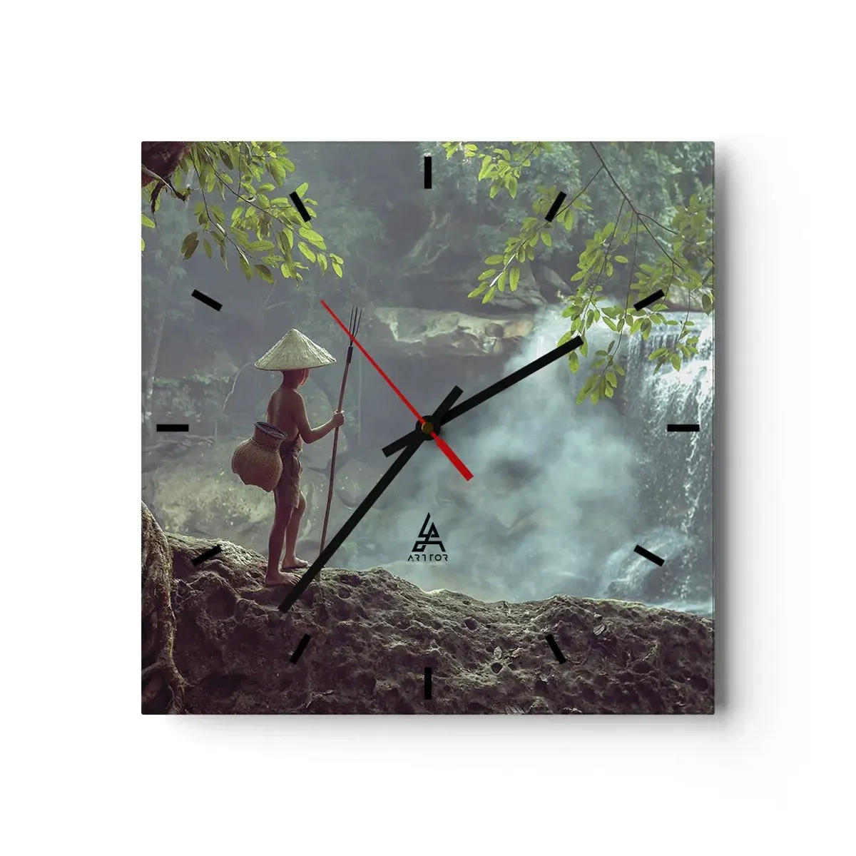 Wanduhr - Glasuhr - Eine Figur mit einem Speer an einem Wasserfall in einem tropischen Wald - 30x30cm - Befreundet mit der Natur - Moderne Wanddekoration für Wohnzimmer und Schlafzimmer ARTTOR
