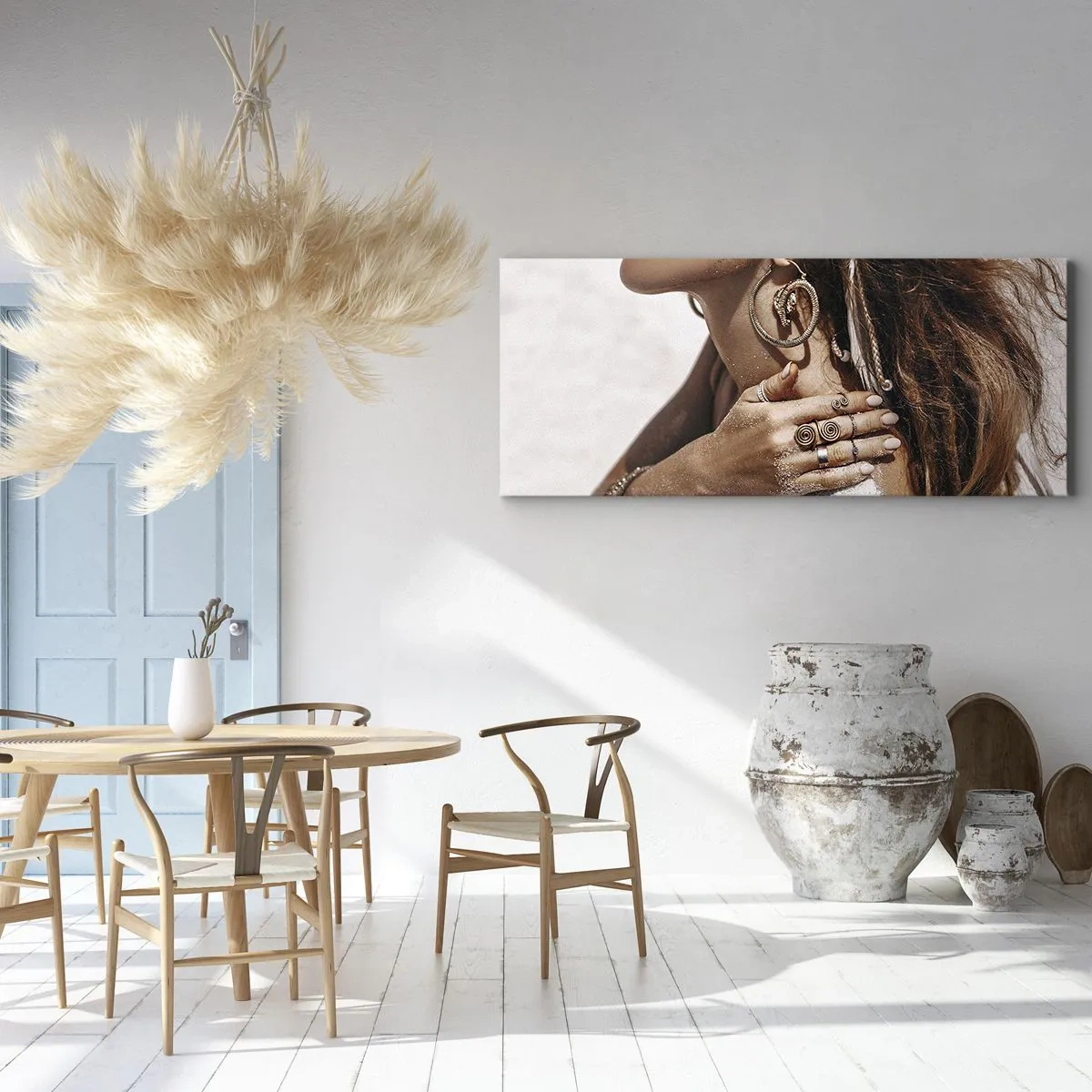 Bild auf Leinwand - Leinwandbild - Stilvolle Frau mit Schmuck vor hellem Sandhintergrund - 140x50cm - Königin des wilden Strandes - Moderne Wanddekoration für Wohnzimmer und Schlafzimmer ARTTOR