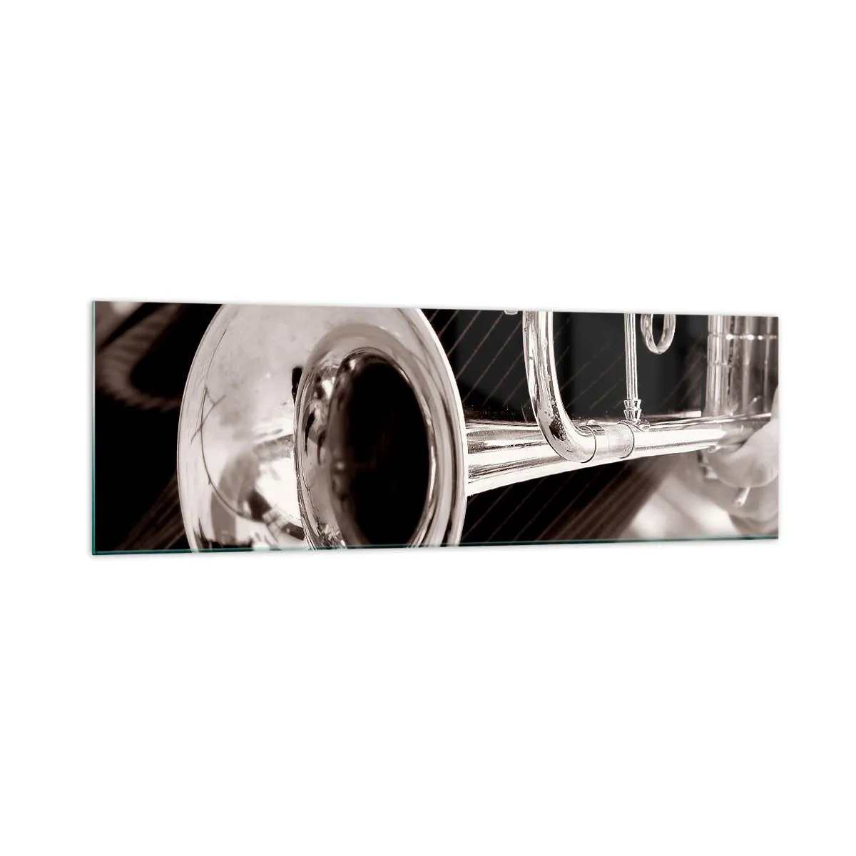 Glasbild - Bild auf glas - Eine Nahaufnahme einer silbernen Trompete vor einem eleganten Stoffhintergrund. - 160x50cm - Eine musikalische Reise in die 1930er Jahre - Moderne Wanddekoration für Wohnzimmer und Schlafzimmer ARTTOR