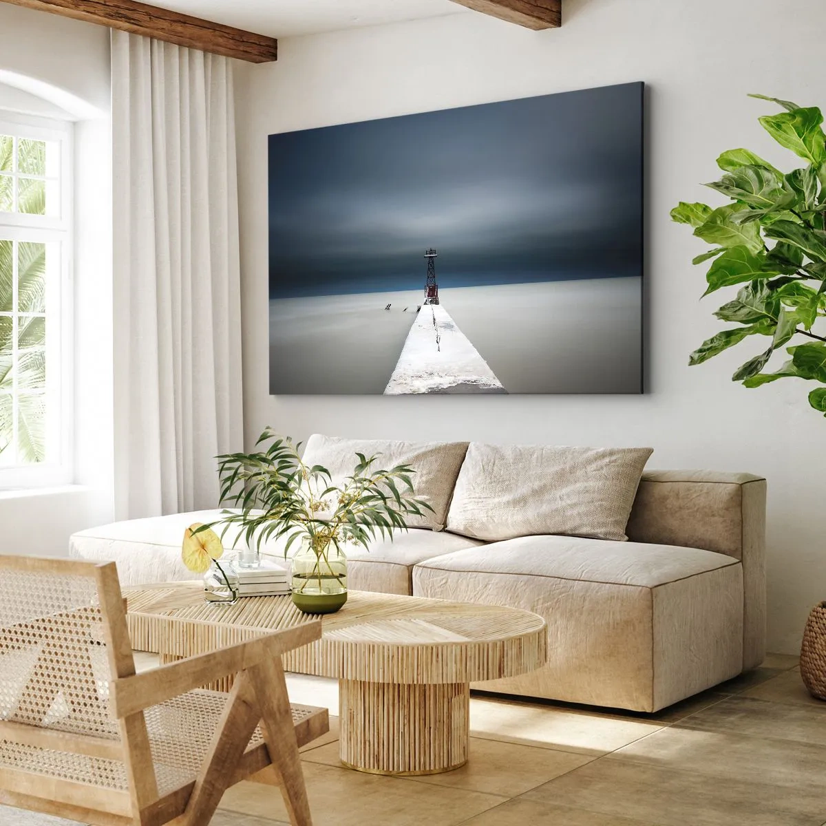 Bild auf Leinwand - Leinwandbild - Ein Leuchtturm am Ende eines Betonpfeilers in einer kargen Landschaft - 70x50cm - Um der Weite zu begegnen - Moderne Wanddekoration für Wohnzimmer und Schlafzimmer ARTTOR