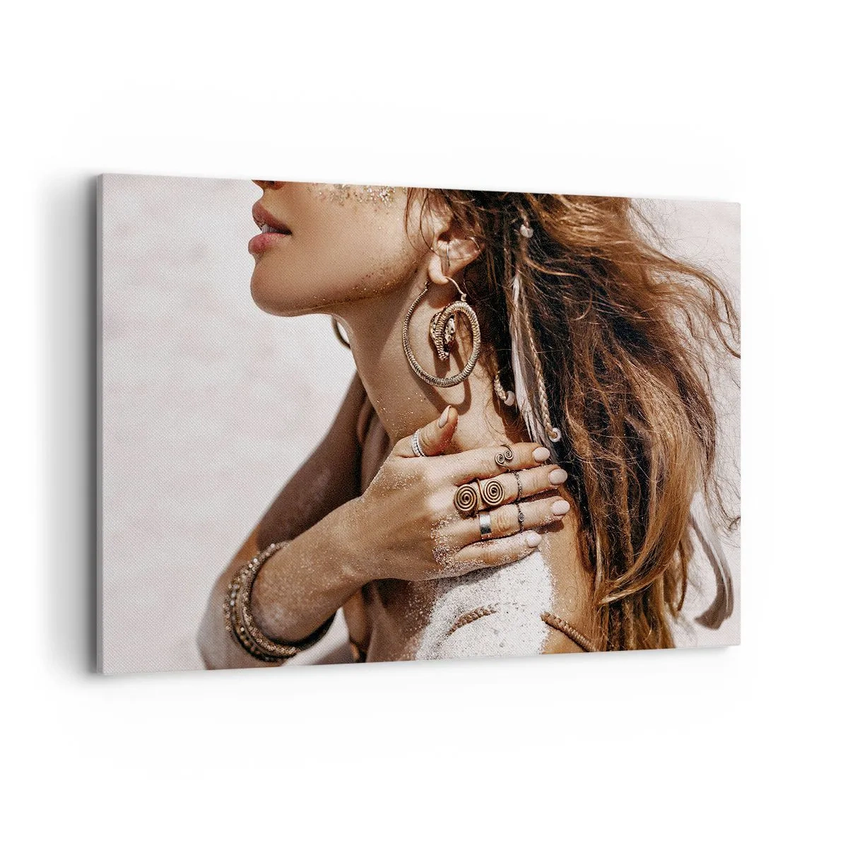 Bild auf Leinwand - Leinwandbild - Stilvolle Frau mit Schmuck vor hellem Sandhintergrund - 120x80cm - Königin des wilden Strandes - Moderne Wanddekoration für Wohnzimmer und Schlafzimmer ARTTOR
