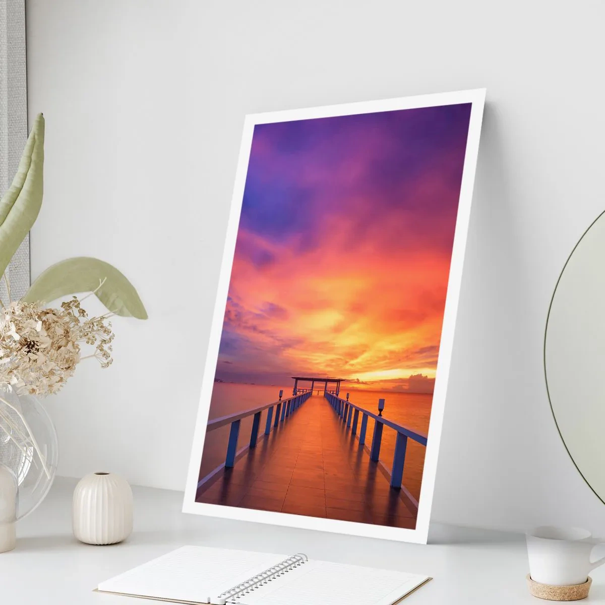 Poster - Der Steg vor der Kulisse eines spektakulären Sonnenuntergangs - 50x70cm - Ohne Ende - Moderne Wanddekoration für Wohnzimmer und Schlafzimmer ARTTOR