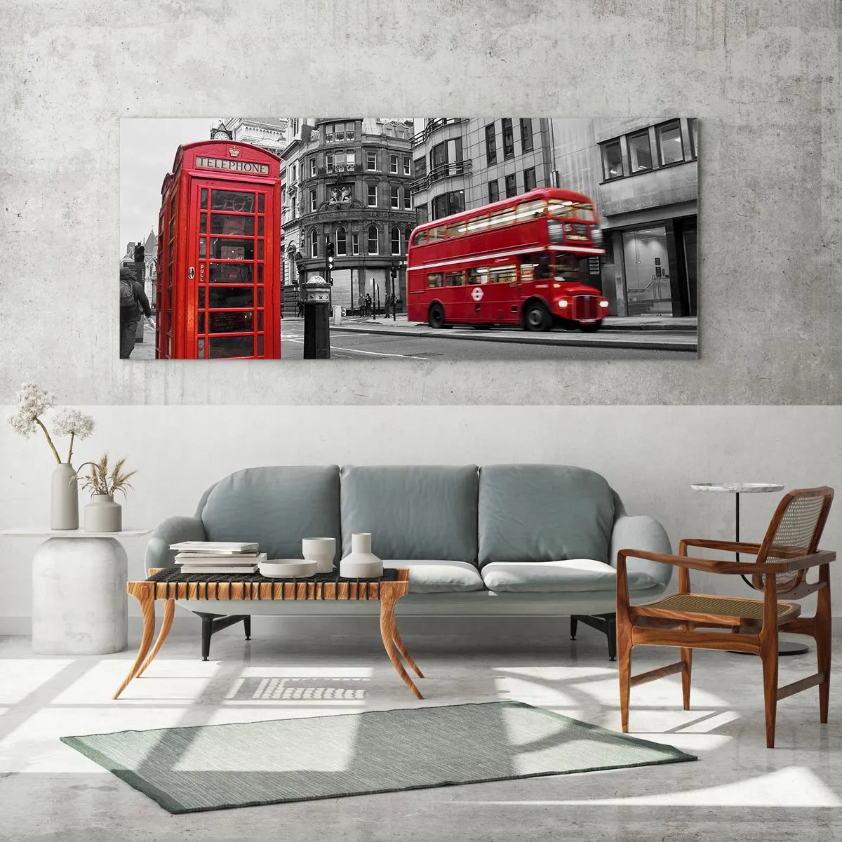 Glasbild - Bild auf glas - Eine rote Telefonzelle und ein Doppeldeckerbus in London mit der Stadt im Hintergrund - 140x50cm - Das Rotste in Europa - Moderne Wanddekoration für Wohnzimmer und Schlafzimmer ARTTOR