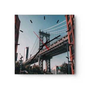 Wanduhr - Glasuhr - Eine Brücke zwischen Gebäuden in einer städtischen Landschaft - 30x30cm - Über den Wellen der Stadt - Moderne Wanddekoration für Wohnzimmer und Schlafzimmer ARTTOR