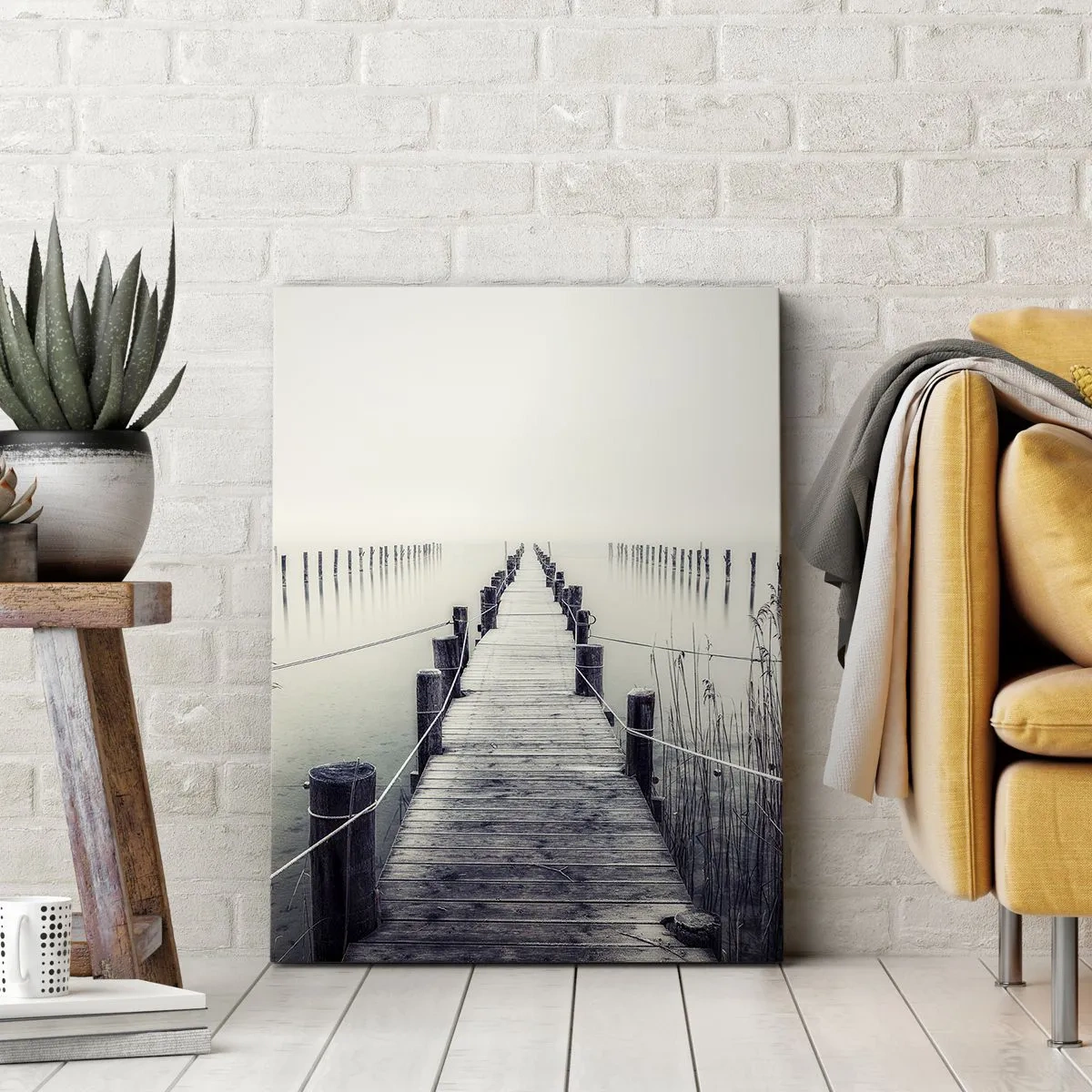 Bild auf Leinwand - Leinwandbild - Eine Holzbrücke, die in einen nebligen Raum führt - 80x120cm - Tauchen Sie in Ruhe ein - Moderne Wanddekoration für Wohnzimmer und Schlafzimmer ARTTOR